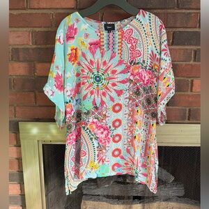 100% Viscose Silk colorful top Size S
Measurements posted.